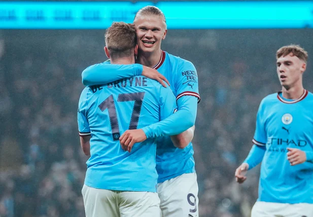 Haaland e De Bruyne comemorando gol contra o Liverpool