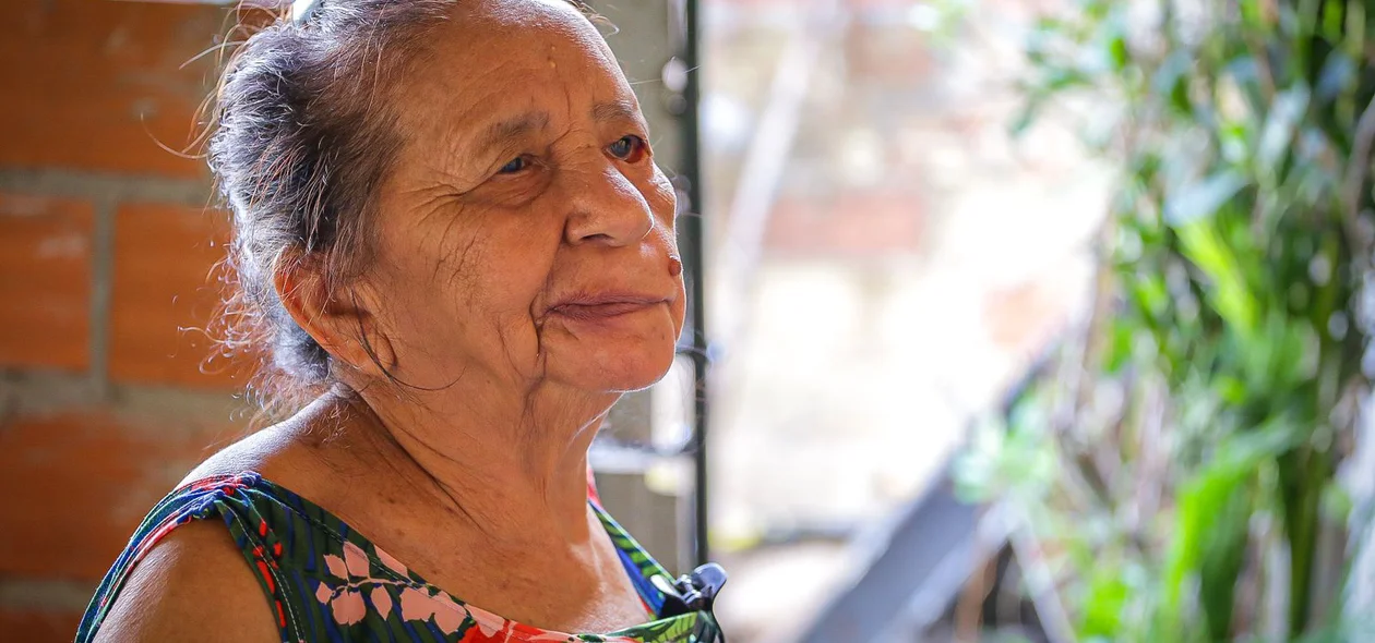 Idosa, mãe de Edilson, reclama da situação