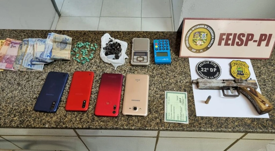 Itens apreendidos na vila Dilma Roussef na zona norte de Teresina