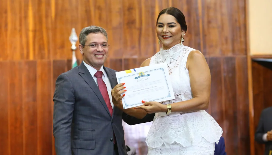 Janainna Marques é diplomada