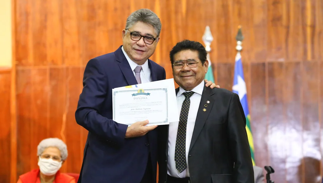 João Mádison recebe diploma das mãos do desembargador José James
