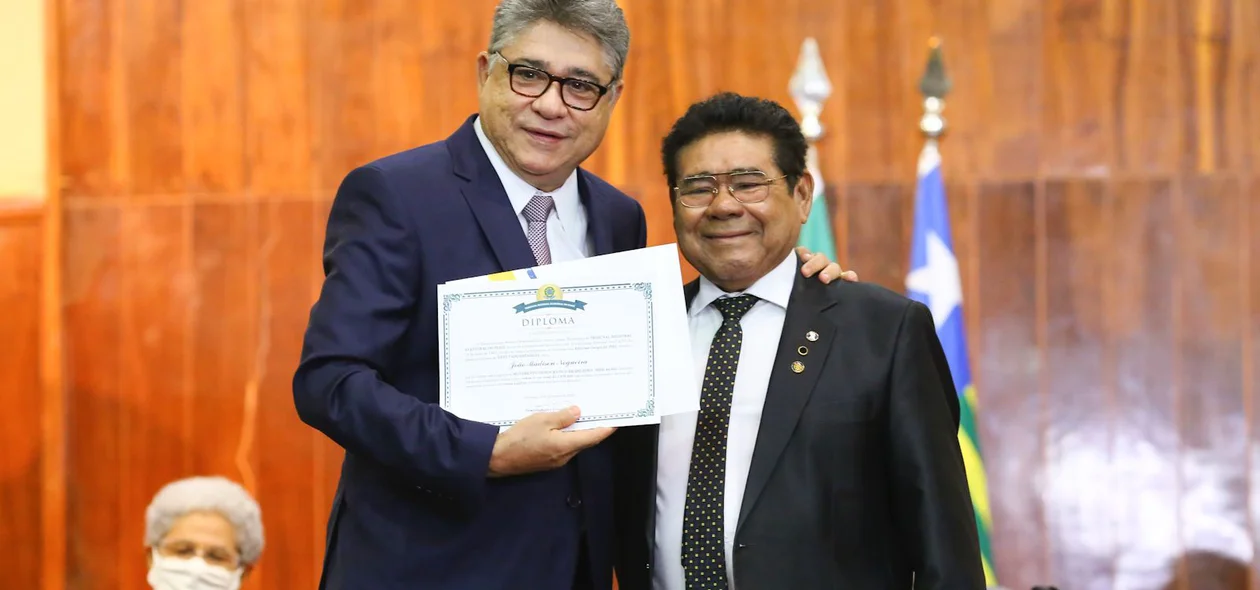 João Mádison recebe diploma das mãos do desembargador José James
