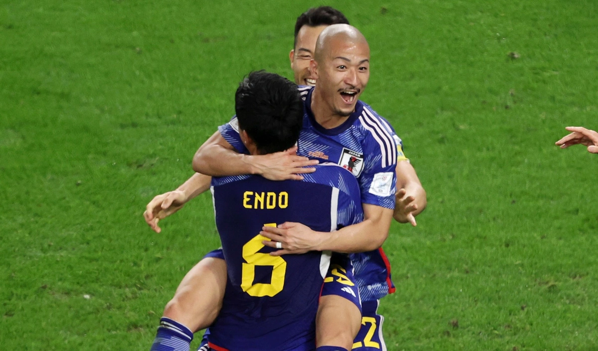Jogadores do Japão comemorando gol sobre a Croácia