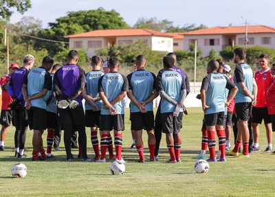 Jogadores no centro de treinamento