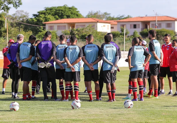 Jogadores no centro de treinamento