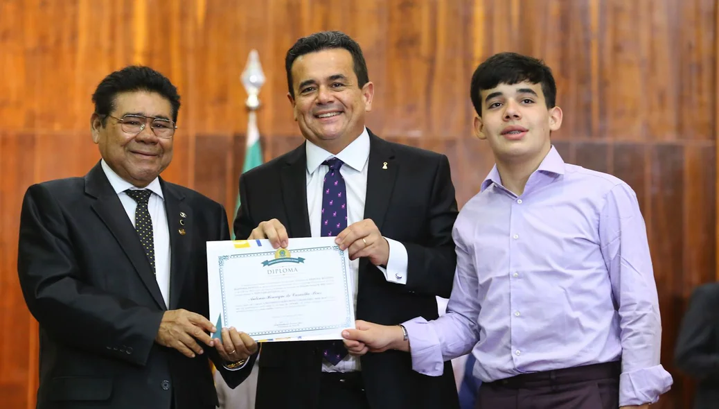 José James entrega diploma ao deputado reeleito Henrique Pires