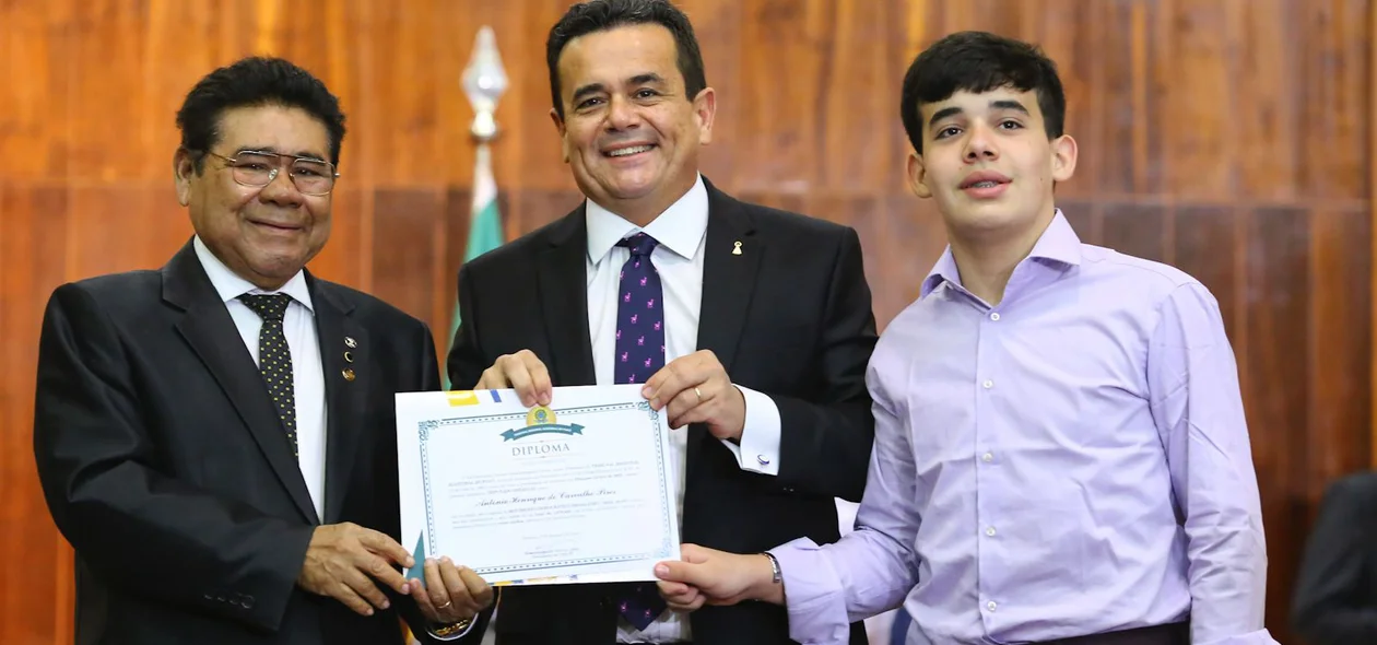 José James entrega diploma ao deputado reeleito Henrique Pires
