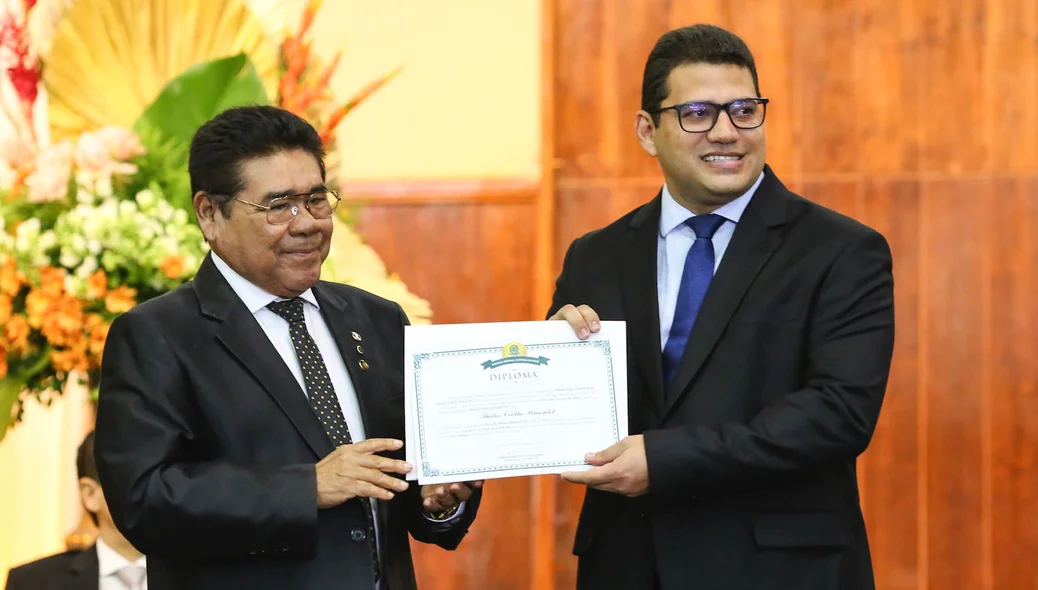 José James entrega diploma para Átila Filho