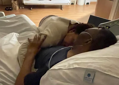 Kely Nascimento abraçada com o pai