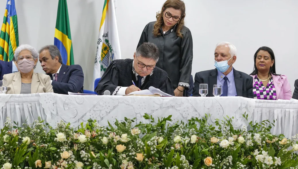 Kennedy Barros assina termo de posse