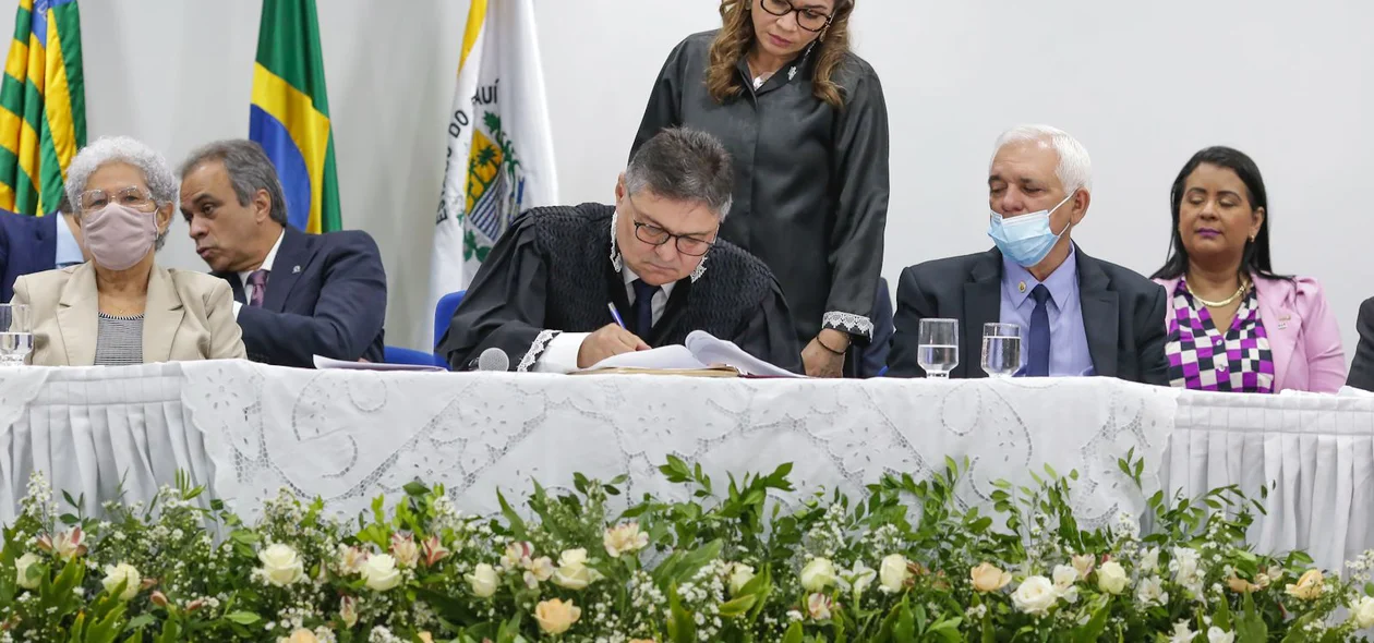Kennedy Barros assina termo de posse