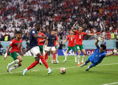 Kolo Muani marca em seu primeiro toque na bola