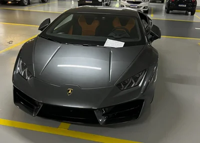 Lamborghini ocupa 2 vagas em estaiconamento de shopping