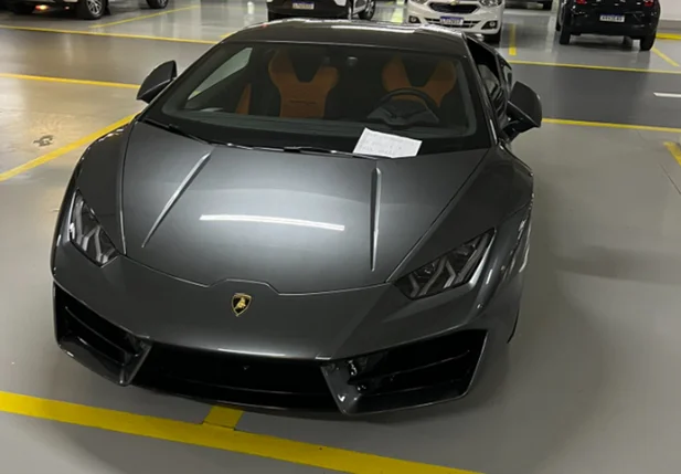 Lamborghini ocupa 2 vagas em estaiconamento de shopping