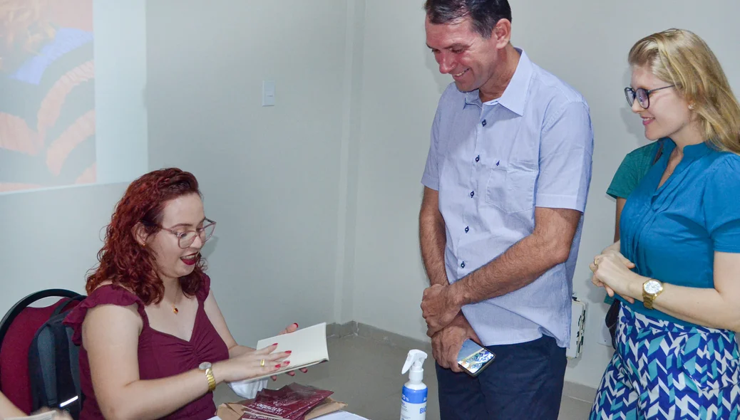 Lançamento do livro contou com presença de amigos e familiares da autora