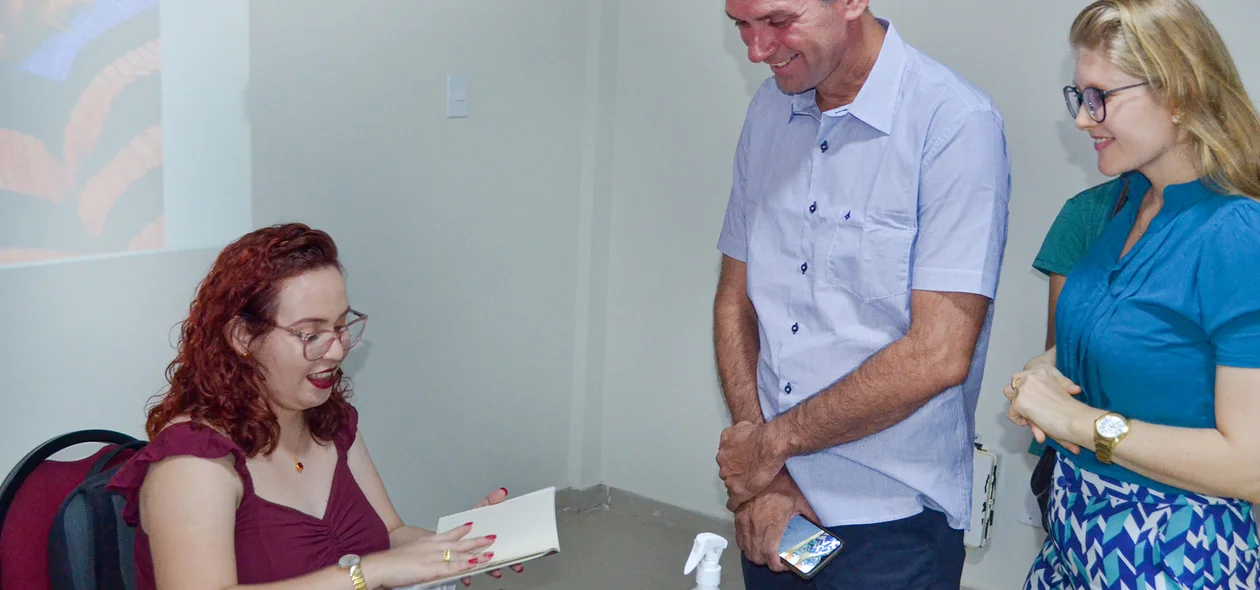 Lançamento do livro contou com presença de amigos e familiares da autora