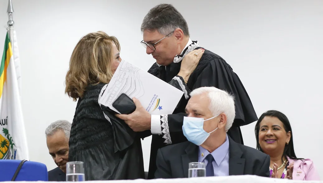 Lílian Martins passa a presidência para Kennedy Barros
