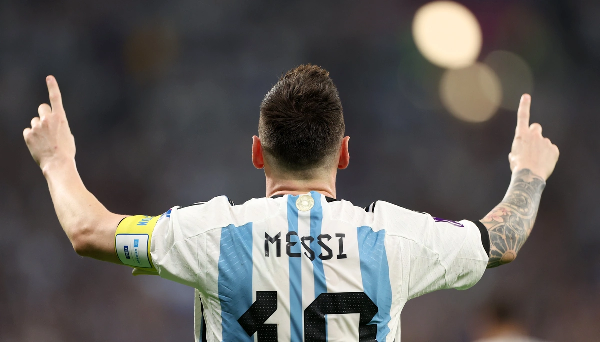 Lionel Messi comemora gol em seu milésimo jogo