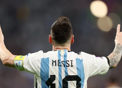 Lionel Messi comemora gol em seu milésimo jogo
