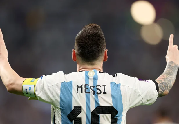 Lionel Messi comemora gol em seu milésimo jogo
