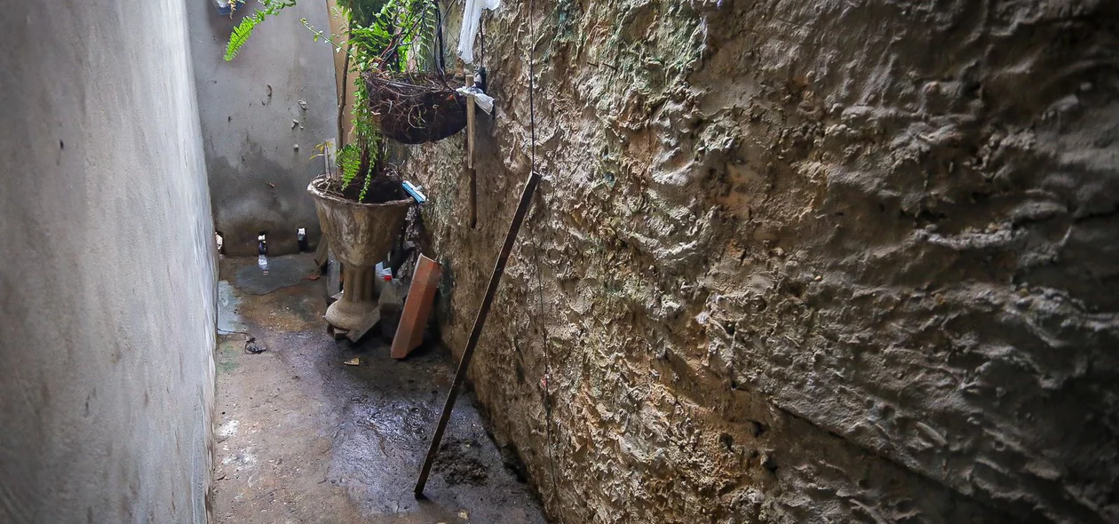 Local por onde a água escorre do terreno do condomínio para a casa de Edilson