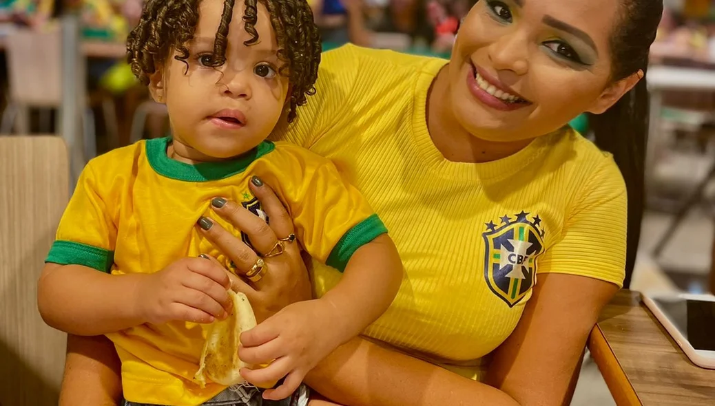 Mãe e filho na torcida