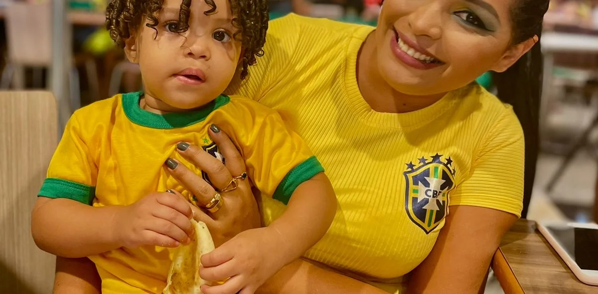 Mãe e filho na torcida