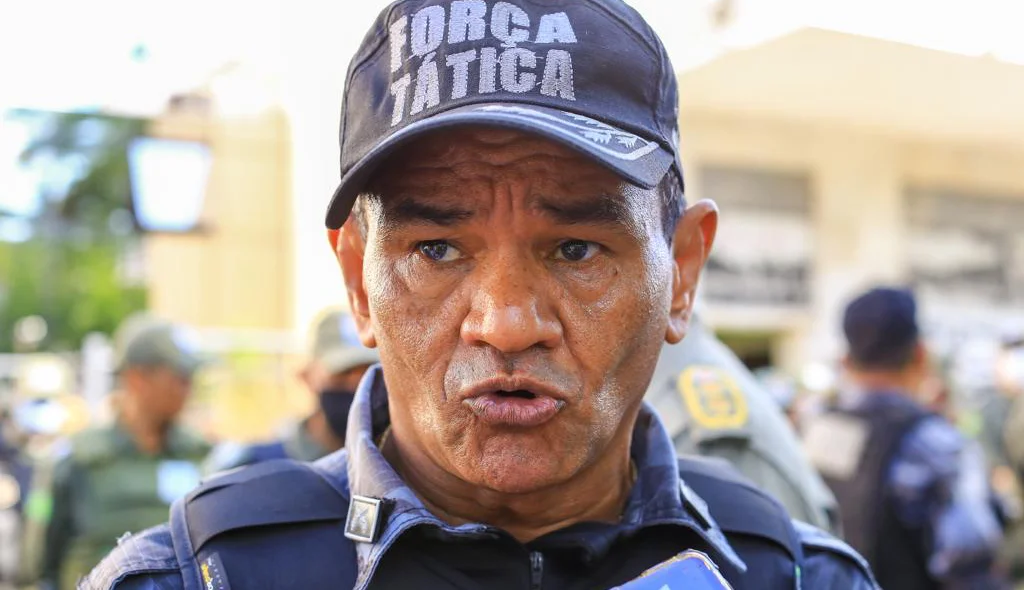 Major Wilton falando sobre a Operação Boas Festas