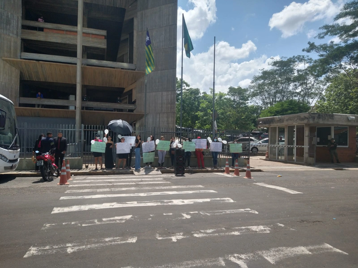 Manifestantes em frente ao fórum