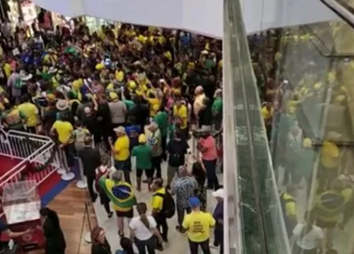 Manifestantes pró-Bolsonaro ocupando shopping em Brasilia