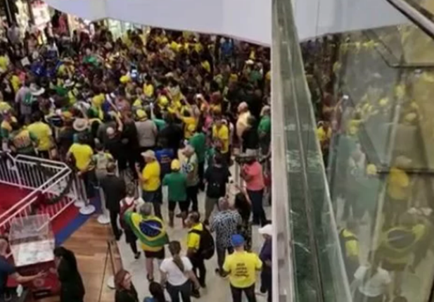 Manifestantes pró-Bolsonaro ocupando shopping em Brasilia