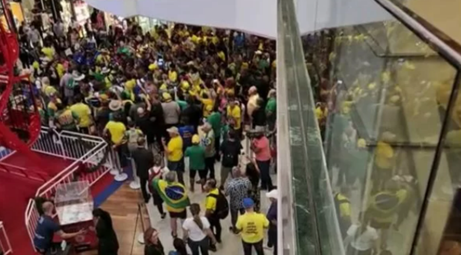 Manifestantes pró-Bolsonaro ocupando shopping em Brasilia