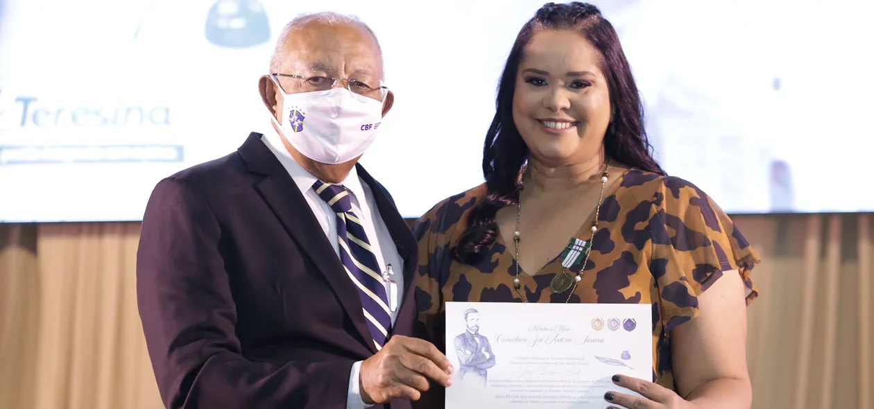 Mara Beatriz recebendo honraria