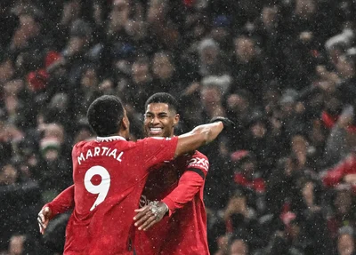Martial e Rashford comemorando gol na Premier League
