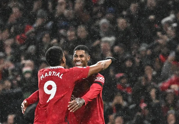 Martial e Rashford comemorando gol na Premier League