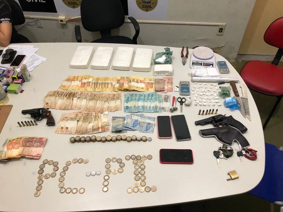 Materiais apreendidos pela Polícia Civil durante operação em Floriano