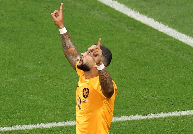Memphins Depay comemora gol