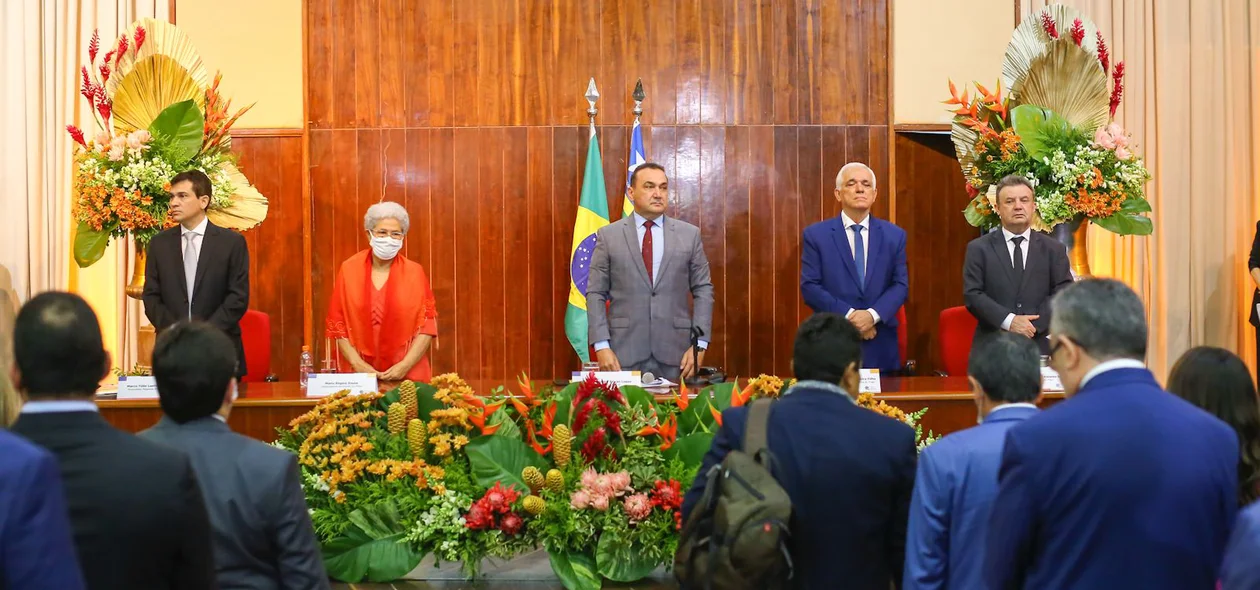Mesa de honra na solenidade da diplomação dos eleitos