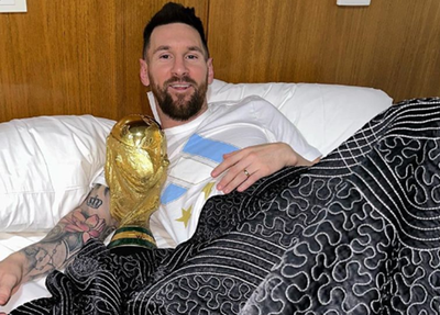 Messi amanhece ao lado da Taça da Copa do Mundo do Catar