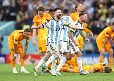 Messi comemorando classificação diante da Holanda