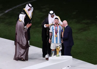 Messi levanta a taça da Copa do Mundo de 2022