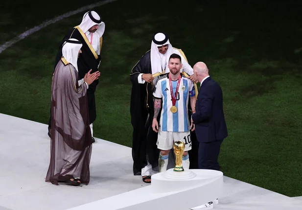 Messi levanta a taça da Copa do Mundo de 2022