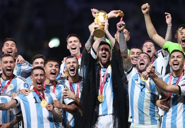 Messi rodeado de seus companheiros ergue a Copa do Mundo