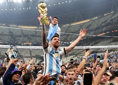 Messi segurando a taça da Copa do Mundo de 2022