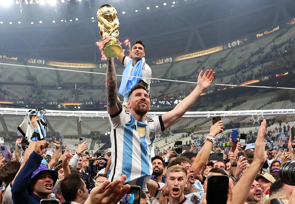 Messi segurando a taça da Copa do Mundo de 2022