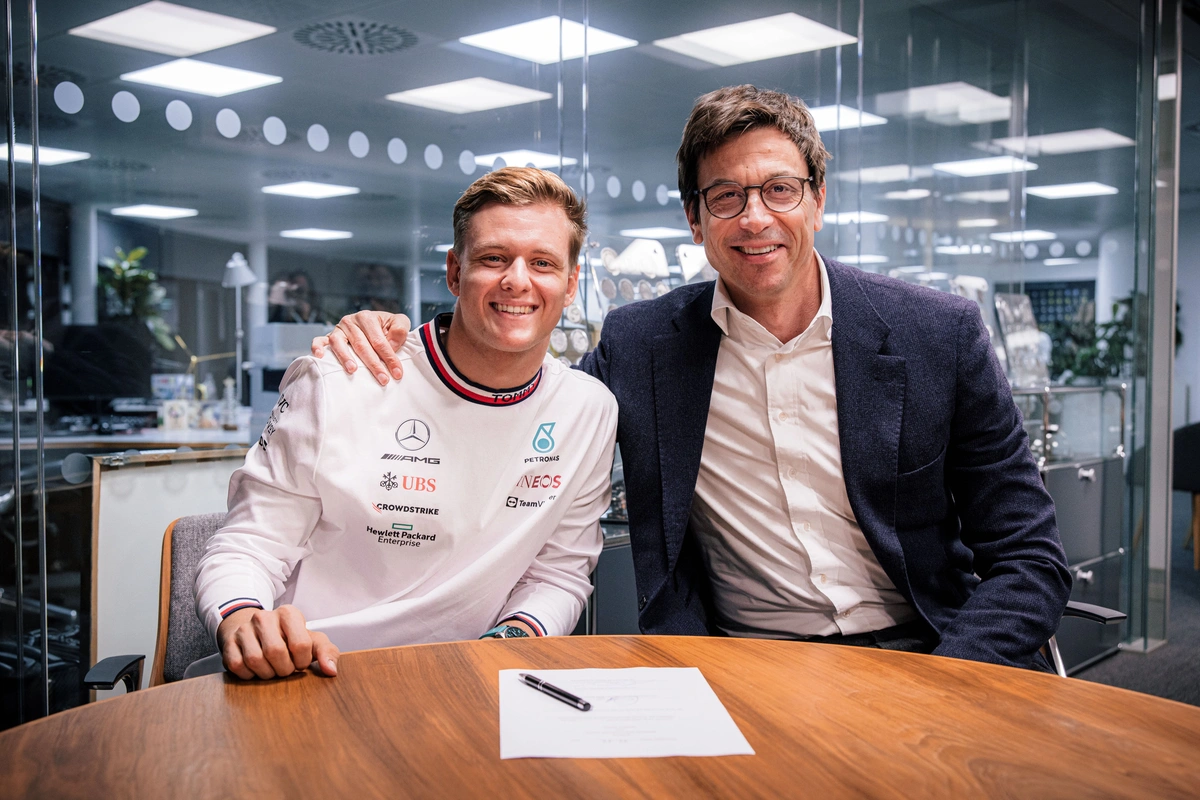 Mick Schumacher e Toto Wolff firmam contrato