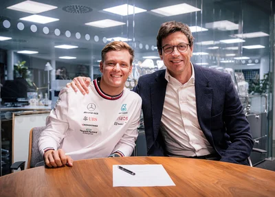 Mick Schumacher e Toto Wolff firmam contrato