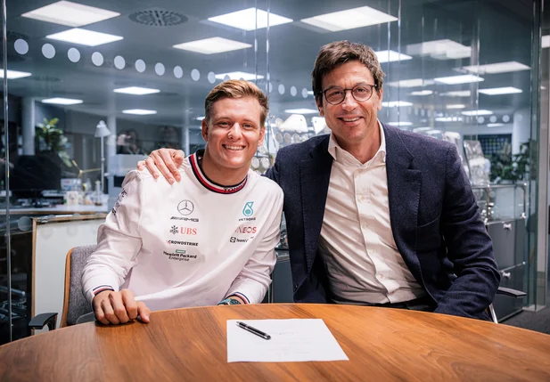 Mick Schumacher e Toto Wolff firmam contrato