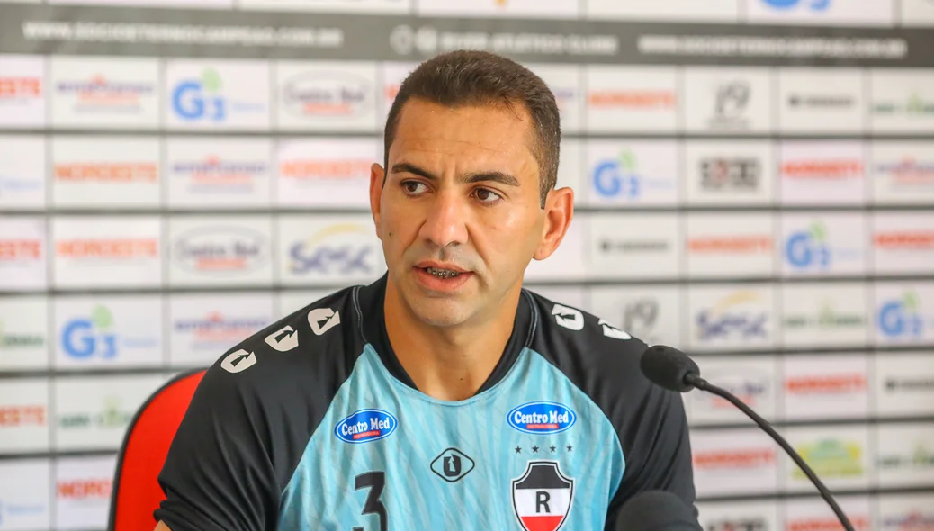 Moisés, zagueiro
