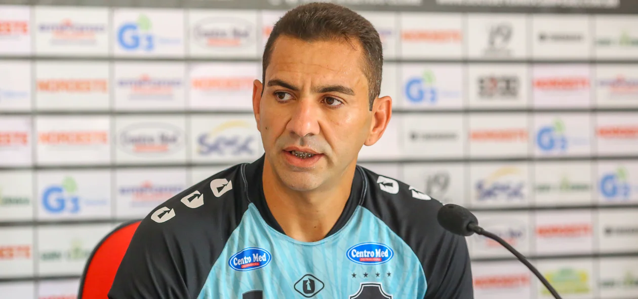 Moisés, zagueiro
